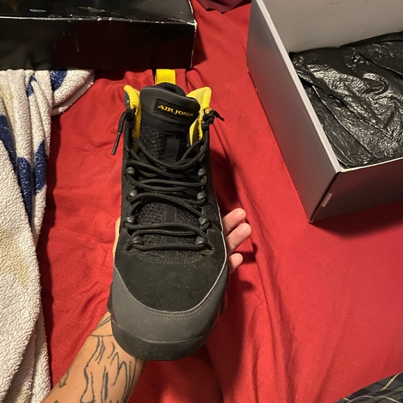 Jordan 9 Charcoal Gold University - Picture 4 of 6